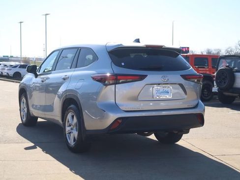 Used 2024 Toyota Highlander LE AWD/4WD image 6