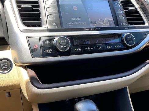 Used 2018 Toyota Highlander Limited FWD image 35
