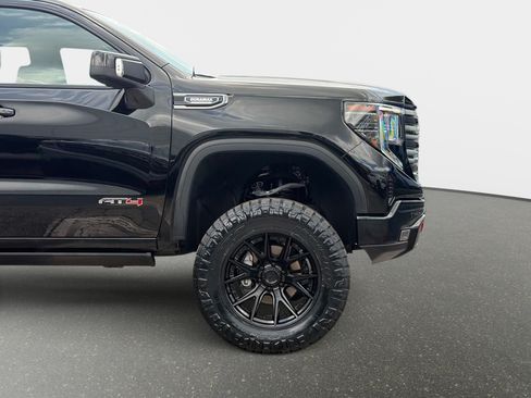 Used 2025 GMC Sierra 1500 AT4 w/ AT4 Premium Package AWD/4WD image 9