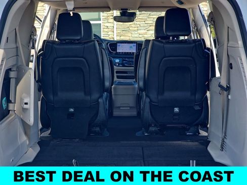 Used 2024 Chrysler Pacifica Select image 13