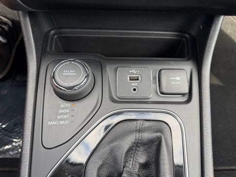 Used 2022 Jeep Cherokee Limited AWD/4WD image 27