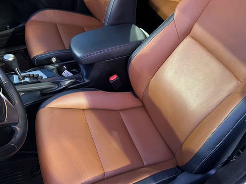 Used 2018 Toyota RAV4 Limited FWD image 29