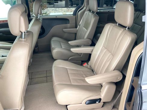 Used 2014 Chrysler Town & Country Touring-L w/ Driver Convenience Group image 12