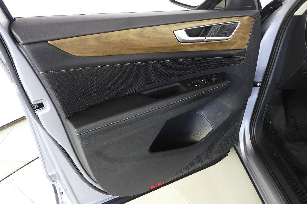 Used 2024 Volkswagen Atlas SE FWD image 11