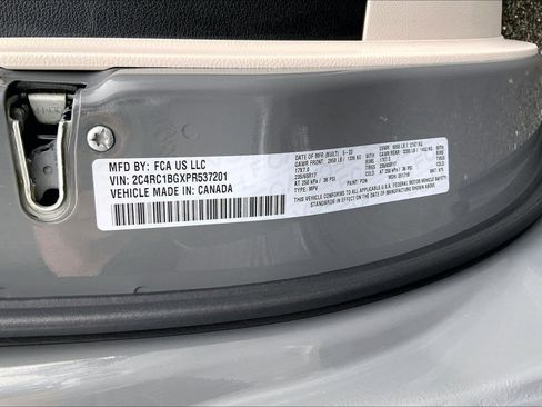 Used 2023 Chrysler Pacifica Touring-L image 28