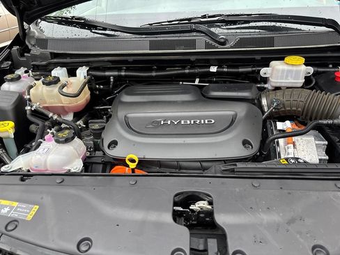 Used 2023 Chrysler Pacifica Touring-L FWD image 12