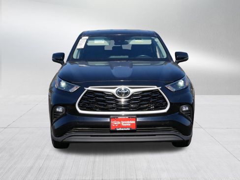 Certified 2024 Toyota Highlander LE AWD/4WD image 2
