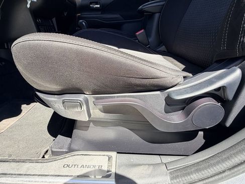 Used 2020 Mitsubishi Outlander ES image 22