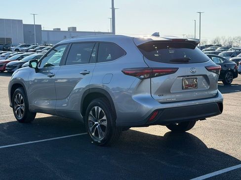 Used 2024 Toyota Highlander XLE image 7