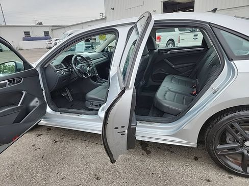 Used 2018 Volkswagen Passat 2.0T R-Line FWD image 7