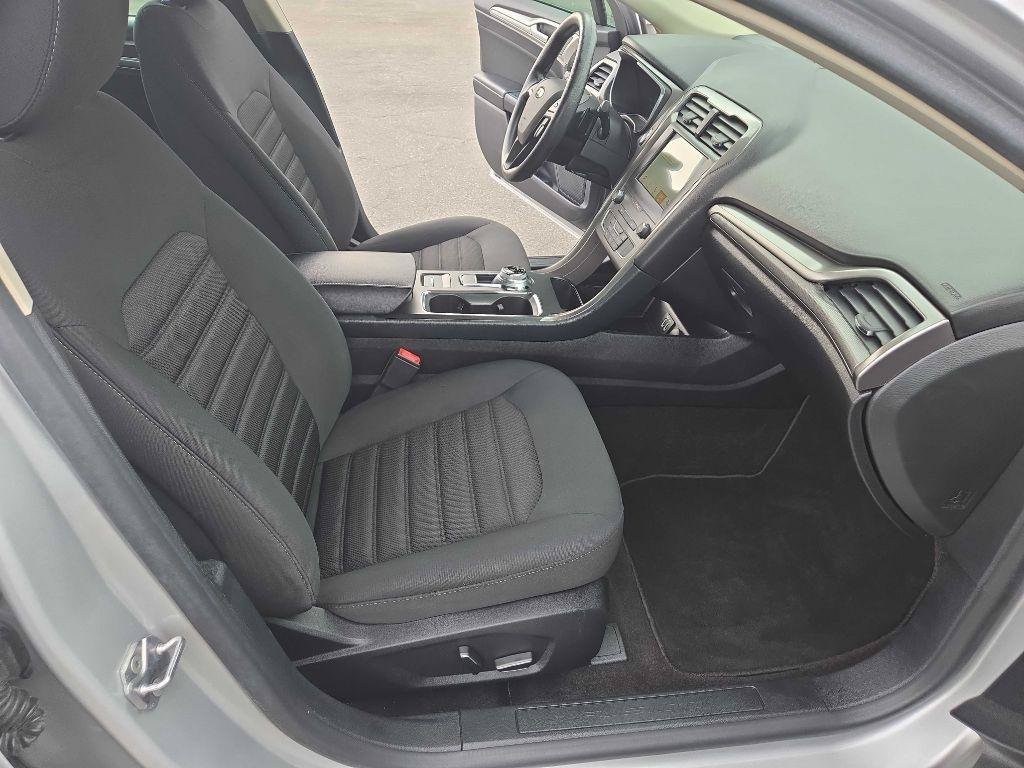 Used 2019 Ford Fusion SE FWD image 25