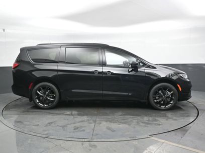 New 2026 Chrysler Pacifica Limited w/ S Appearance Package