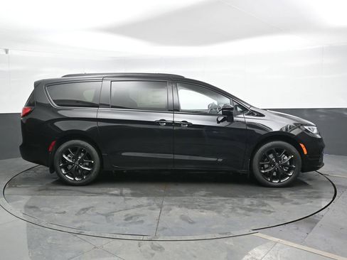 New 2026 Chrysler Pacifica Limited w/ S Appearance Package AWD/4WD image 3