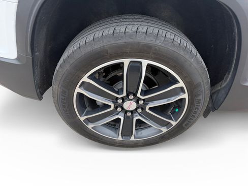 Used 2022 GMC Acadia SLT w/ Technology Package image 17