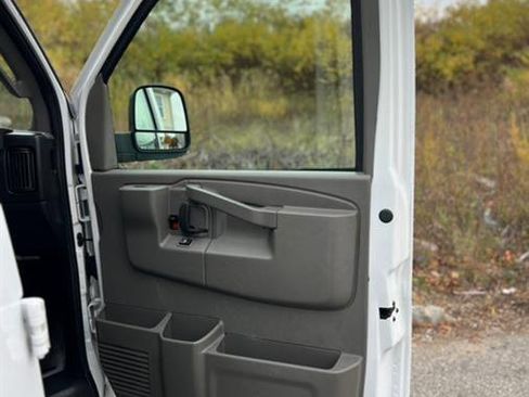 Used 2018 Chevrolet Express 2500 image 20