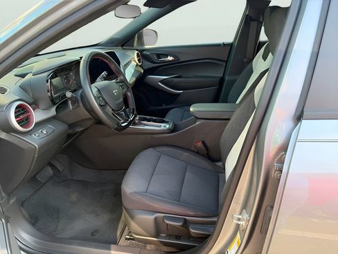 Used 2024 Chevrolet Trax RS w/ Sunroof Package FWD image 4