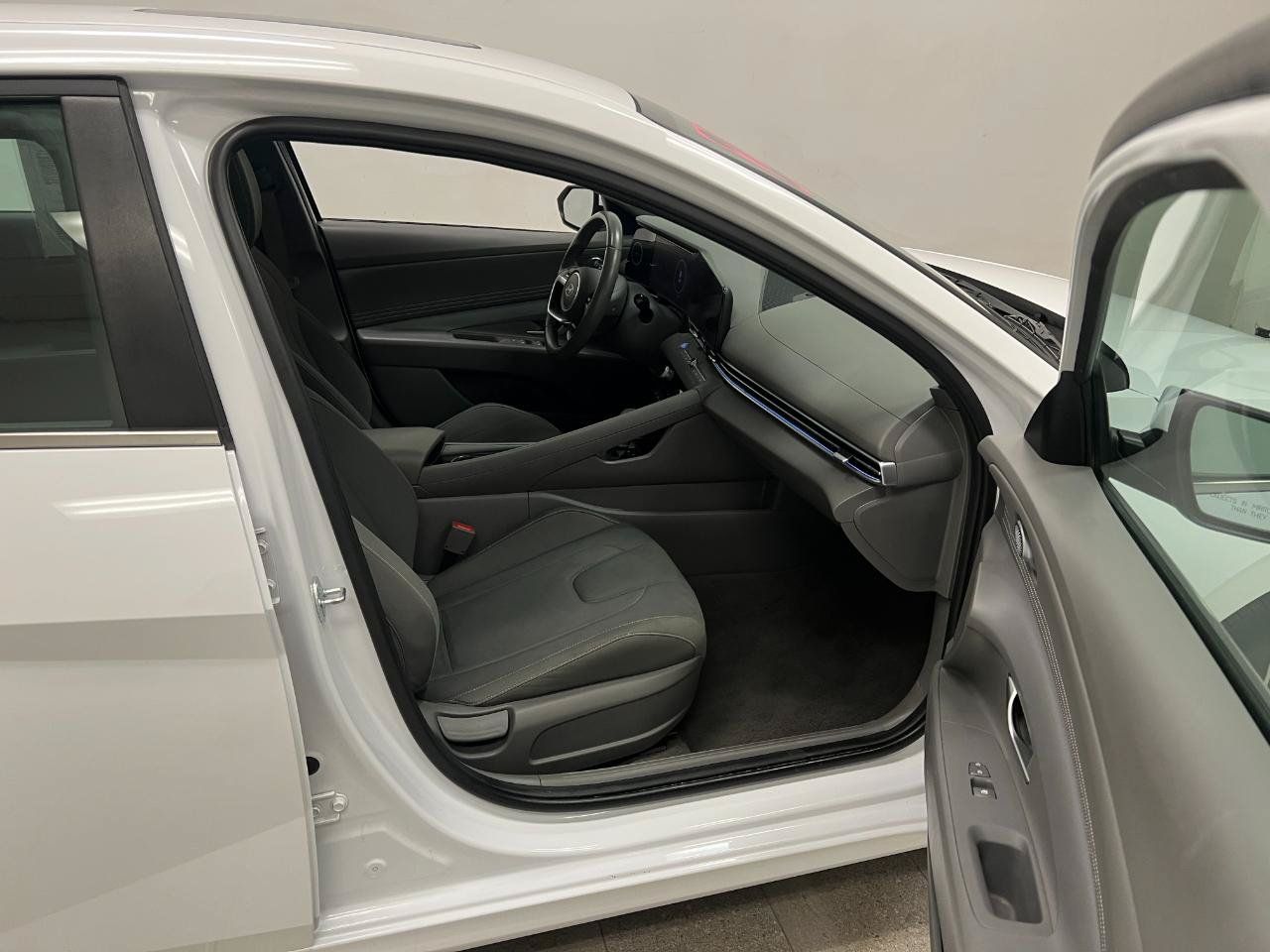 Used 2025 Hyundai Elantra SEL FWD image 27