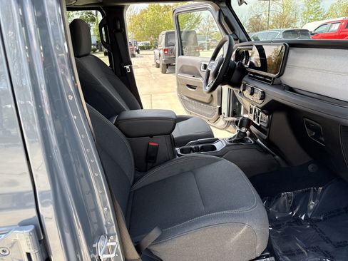 Used 2025 Jeep Wrangler Unlimited Sahara w/ Safety Group AWD/4WD image 30