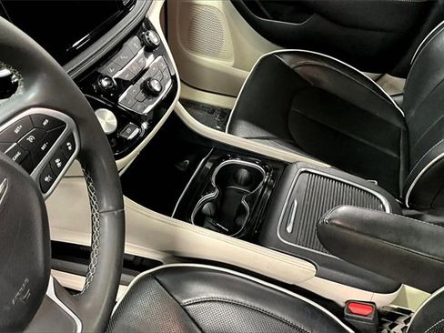 Used 2023 Chrysler Pacifica Limited image 18