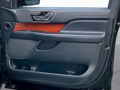 Used 2018 Lincoln Navigator Select w/ Technology Package RWD image 22