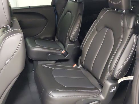 New 2026 Chrysler Pacifica Select image 38