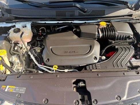 Used 2023 Chrysler Pacifica Touring-L FWD image 47