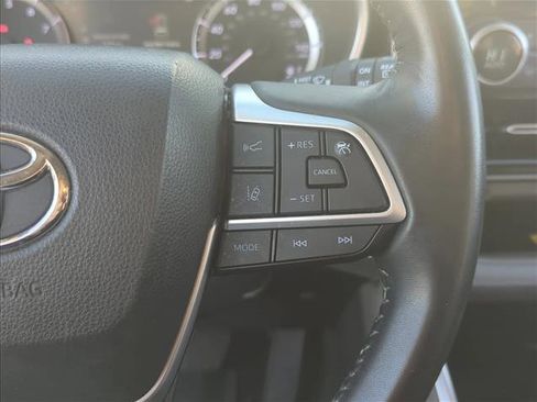 Certified 2023 Toyota Highlander XLE image 12