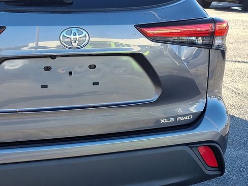 Used 2022 Toyota Highlander XLE image 16