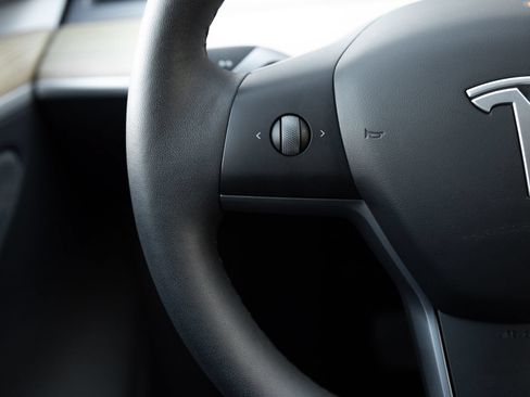 Used 2024 Tesla Model Y 2WD image 14