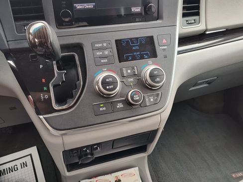 Used 2015 Toyota Sienna XLE w/ XLE Navigation Package FWD image 9
