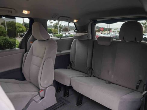 Used 2020 Toyota Sienna LE w/ Carpet Mat Package FWD image 19