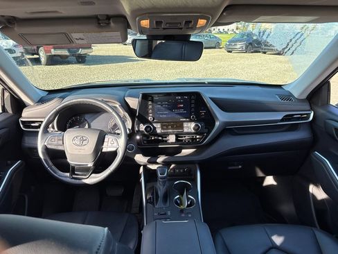 Used 2021 Toyota Highlander XLE AWD/4WD image 18