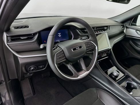 New 2025 Jeep Grand Cherokee Altitude image 14