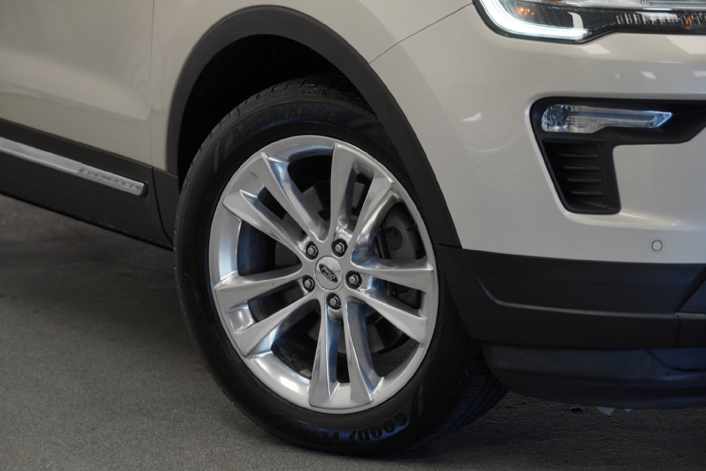 Used 2018 Ford Explorer XLT w/ Equipment Group 202A AWD/4WD image 8