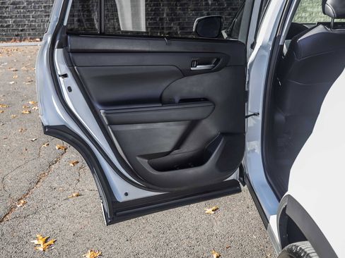 Used 2022 Toyota Highlander XLE image 19