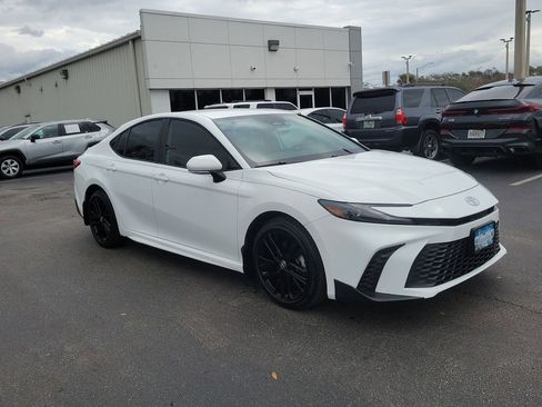 Used 2025 Toyota Camry SE image 2
