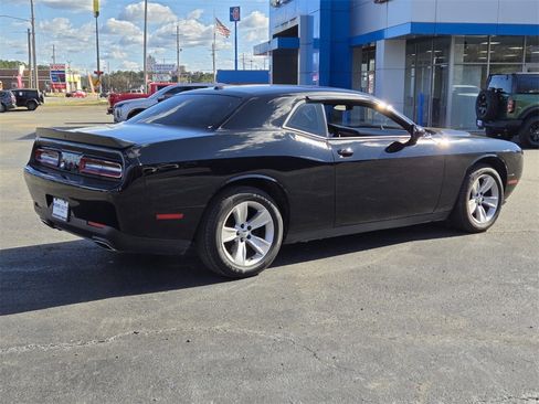 Used 2023 Dodge Challenger SXT image 3