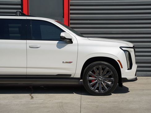 Used 2025 Cadillac Escalade ESV V AWD/4WD image 5