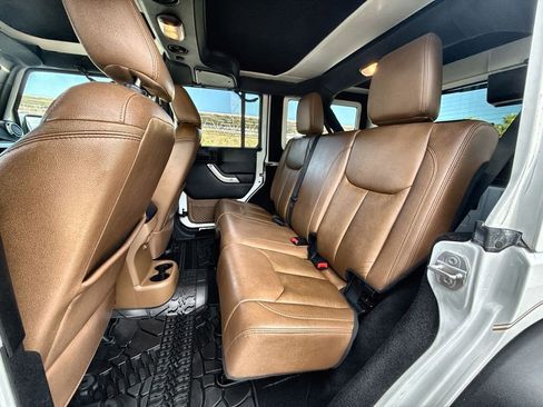 Used 2016 Jeep Wrangler Unlimited Rubicon w/ Connectivity Group image 14