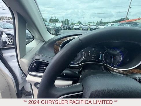 Certified 2024 Chrysler Pacifica Limited FWD image 12