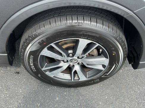 Used 2018 Toyota RAV4 XLE AWD/4WD image 5