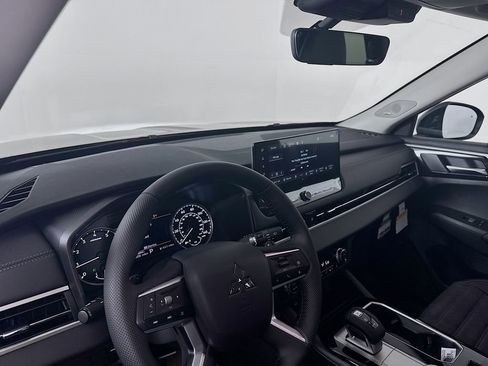 New 2026 Mitsubishi Outlander SE FWD image 9