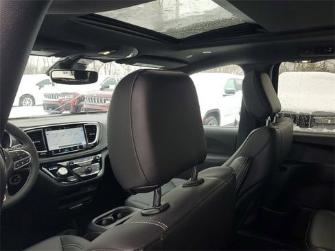 New 2026 Chrysler Pacifica Select image 11