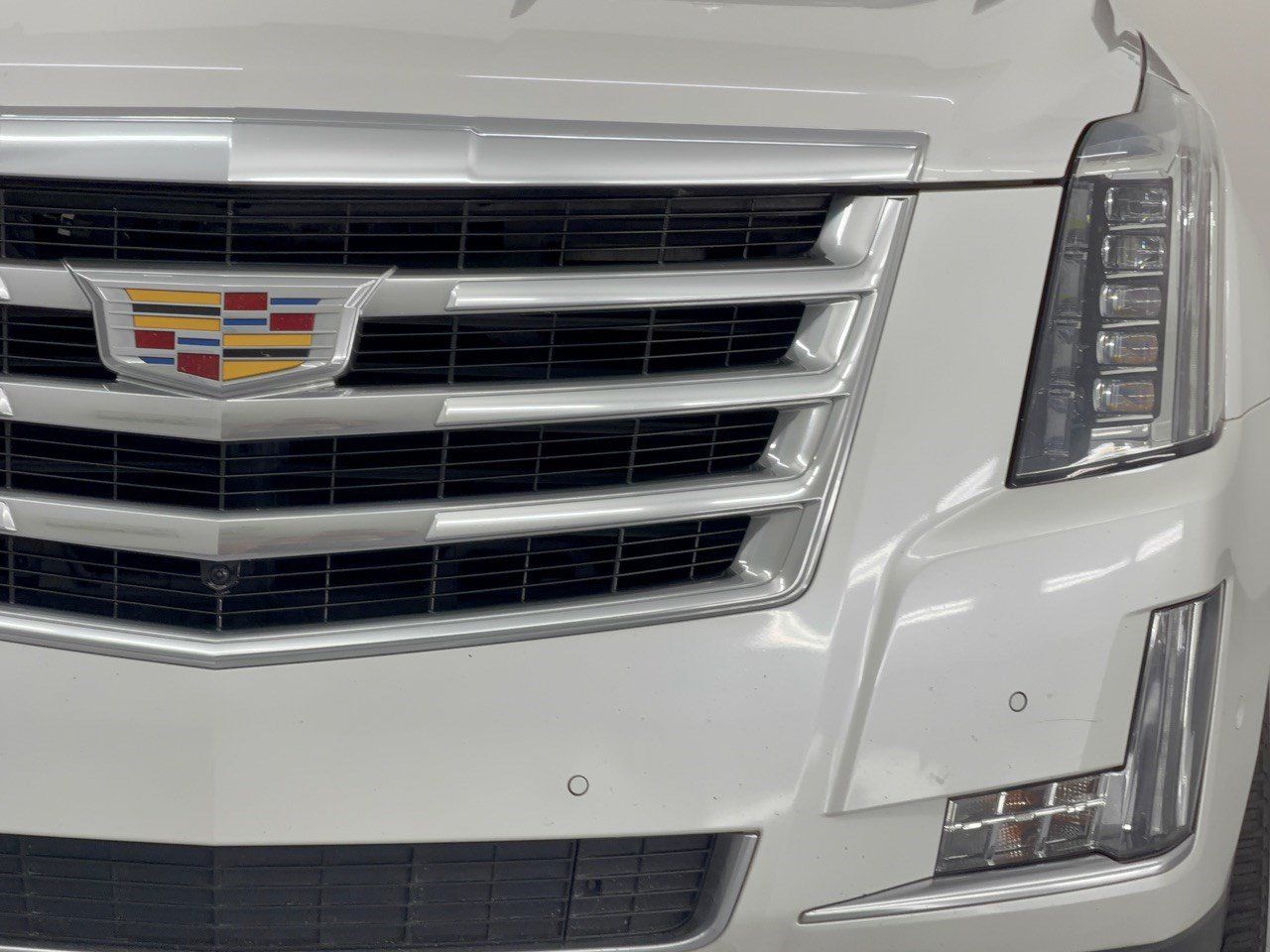 Used 2018 Cadillac Escalade Luxury AWD/4WD image 12