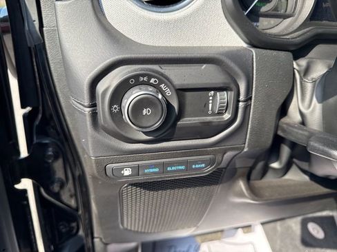 Used 2025 Jeep Wrangler Unlimited Sahara w/ Safety Group AWD/4WD image 32