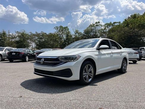 Used 2022 Volkswagen Jetta SE image 2