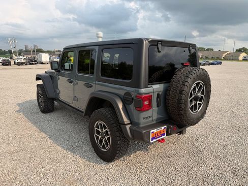 Used 2025 Jeep Wrangler Unlimited Rubicon w/ Convenience Group AWD/4WD image 28