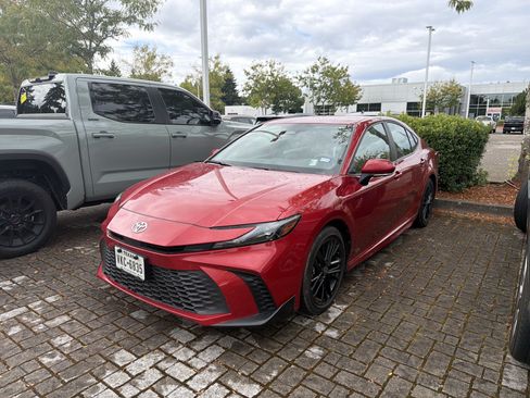 Used 2025 Toyota Camry SE FWD image 5