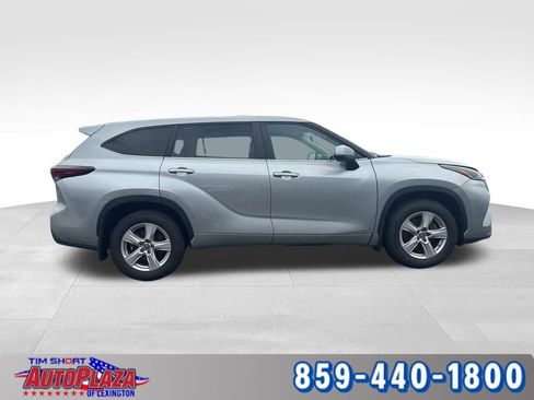 Used 2024 Toyota Highlander LE AWD/4WD image 9