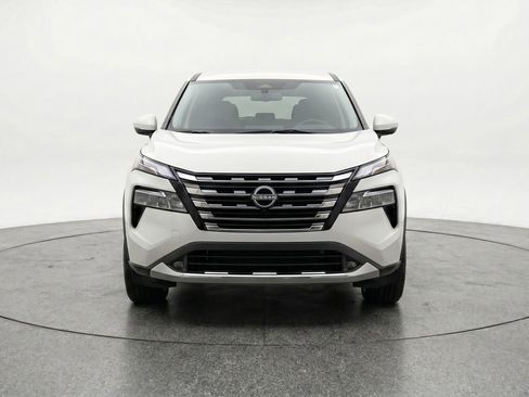 Used 2025 Nissan Rogue SV FWD image 2